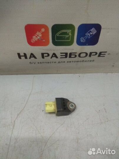 Датчик удара задний левый Toyota Land Cruiser