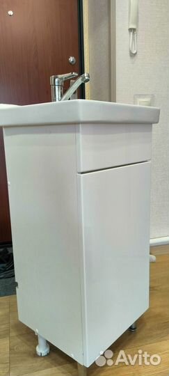 Продам раковину с тумбой