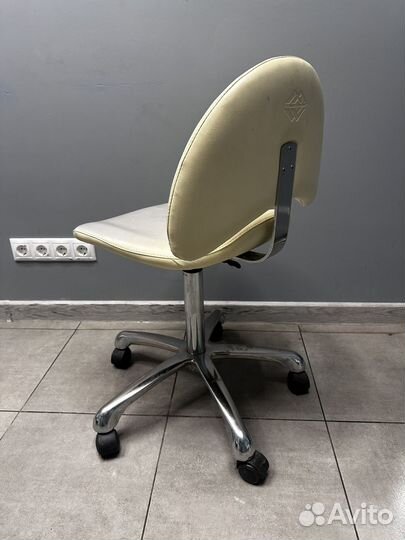 Стул мастера на колесах