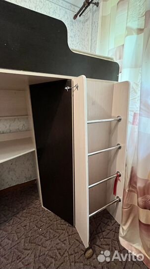 Детская кровать чердак со столом и шкафом бу