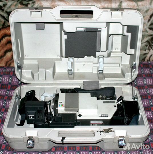 Профессиональная видеокамера sony DXC-1820P