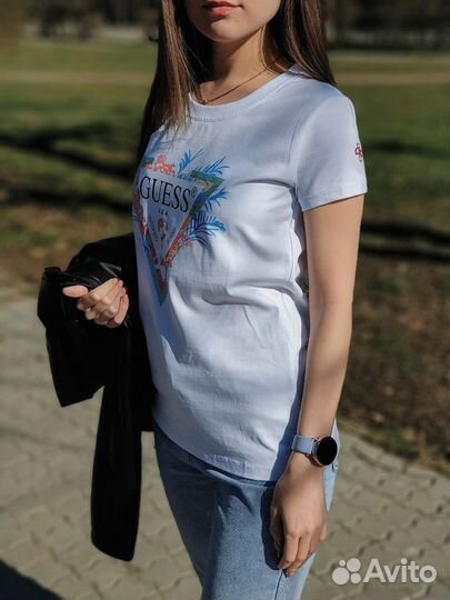 Легкая женская футболка Guess для умных покупок