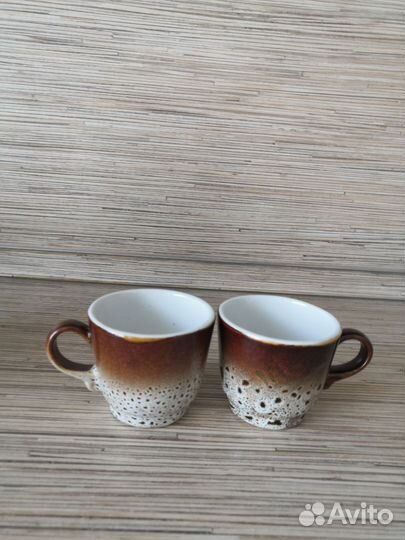 Глиняный кувшин с кружками