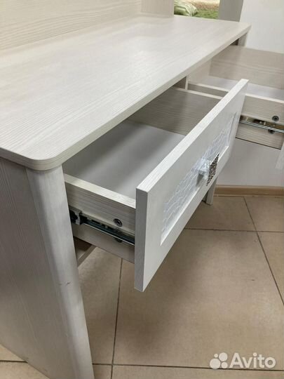 Туалетный стол Мона 06.16