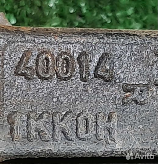 Поворотный кулак передний правый Ниссан Жук F15