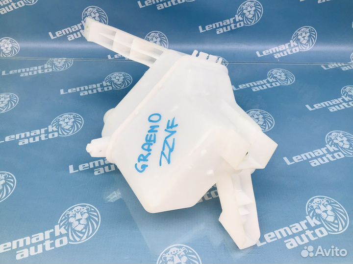 Бачок омывателя лобового стекла Nissan Tiida C11