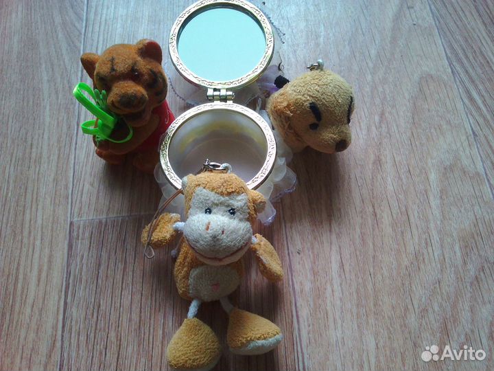 Статуэтки, брелки, зеркальце и шкатулочка