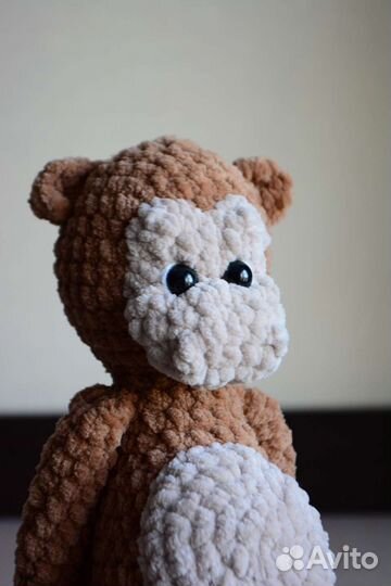 Вязаная плюшевая обезьянка