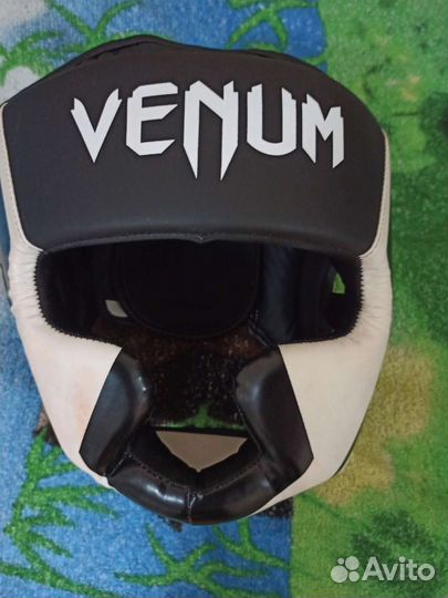 Боксерские перчатки everlast 14 oz, шлем venum