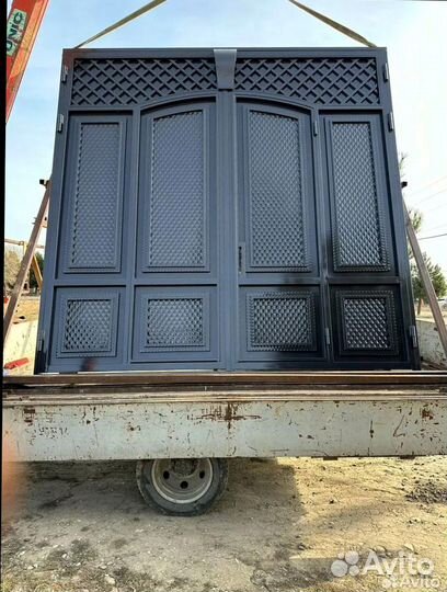 Ворота с деревянной вставкой