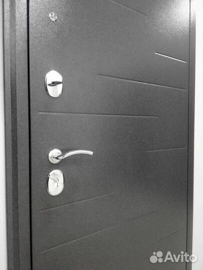 Дверь входная с зеркалом