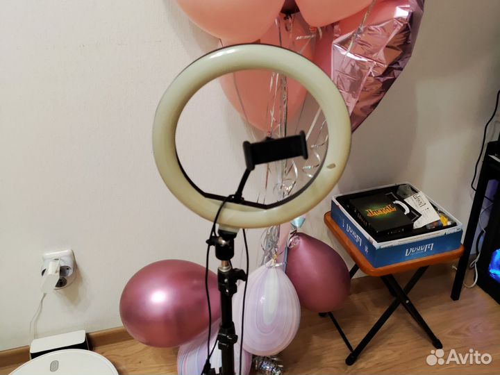 Разбитая кольцевая лампа и штатив