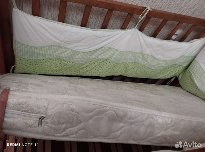 Детская кроватка с маятником