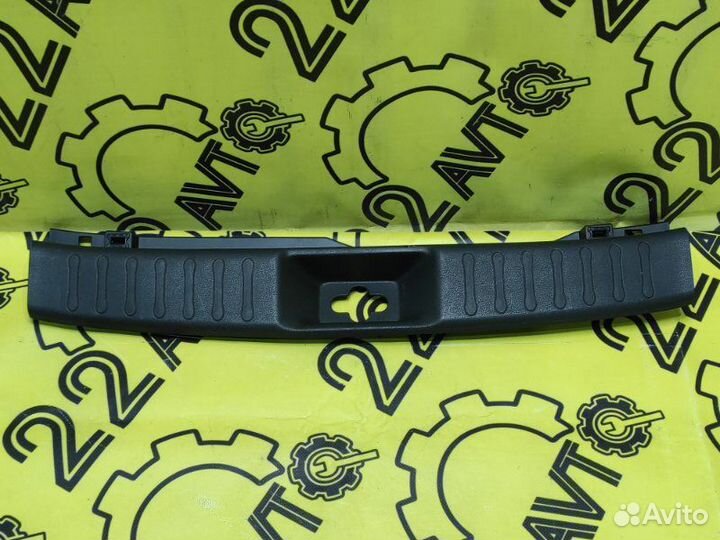 Накладка замка багажника Nissan Juke YF15 HR15DE