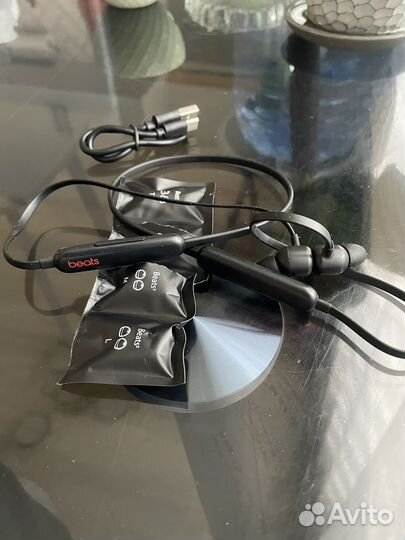 Беспроводные наушники Beats Flex