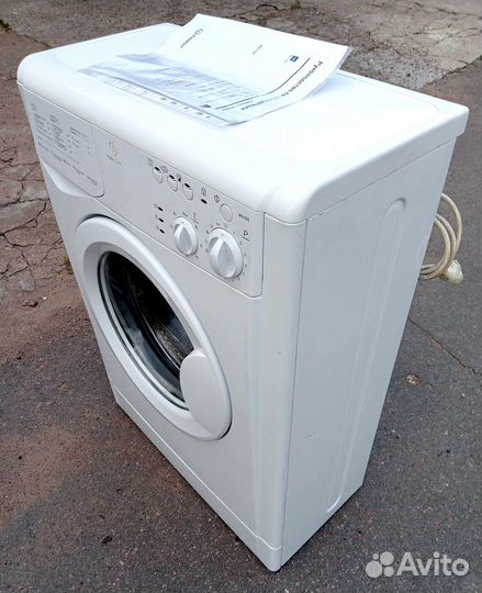 Узкая Стиральнaя машинa indesit WIU 103 б-у. 3.5кг