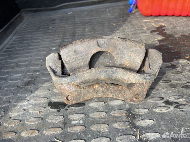 Суппорт передний mitsubishi Carisma