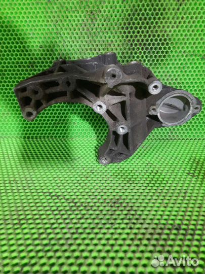 Кронштейн компрессора кондиционера Opel Omega B