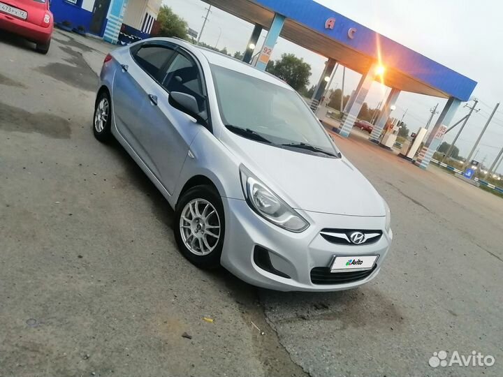 Hyundai Solaris 1.4 МТ, 2014, битый, 260 000 км