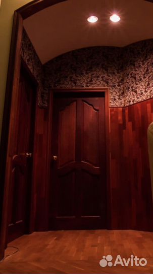 Двери межкомнатные из массива красного дерева