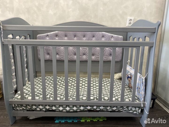 Детская кроватка с маятником