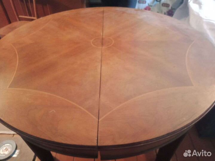 Сервант и обеденный стол