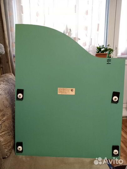 Фигурное зеркало со стеклянной полкой