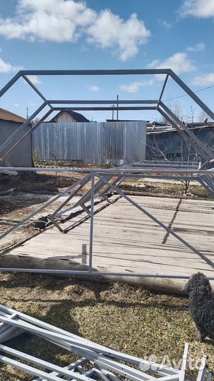 Конструкция из железного профиля