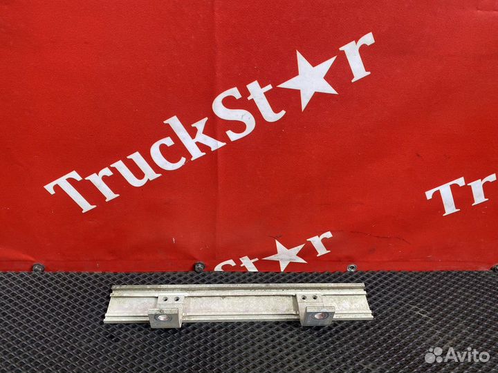 Кронштейн трапа над кпп Renault T, Volvo FH