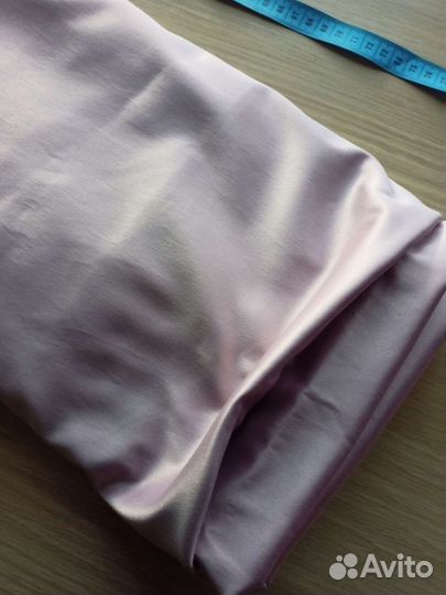 Ткань гладкая, похожа на подкладочную 4 метра