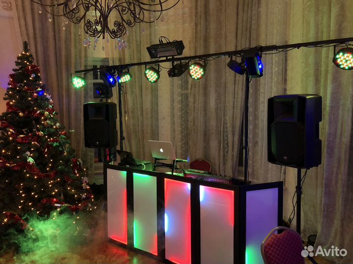 Диджей/звукорежиссёр с оборудованием