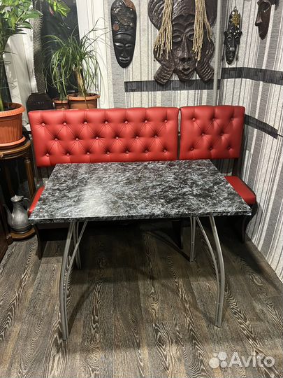 Кухонный уголок со столом