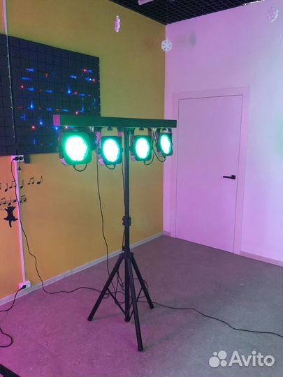Световое оборудование на стойке