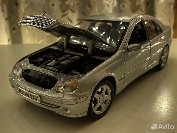 Модель автомобиля Mercedes-Benz W203
