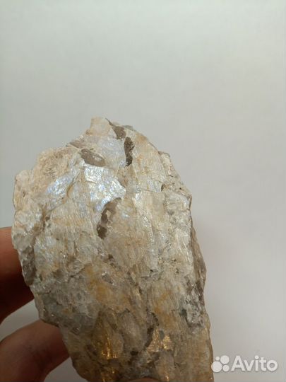 Минерал Беломорит с эффектом иризации