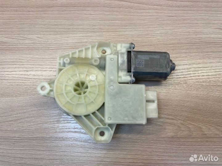 Мотор стеклоподъемника передний левый Skoda Rapid