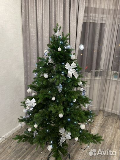Елка искусственная с гирляндой и игрушками