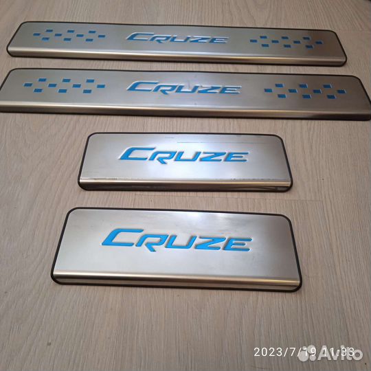 Комплект металлических накладок на пороги Круз