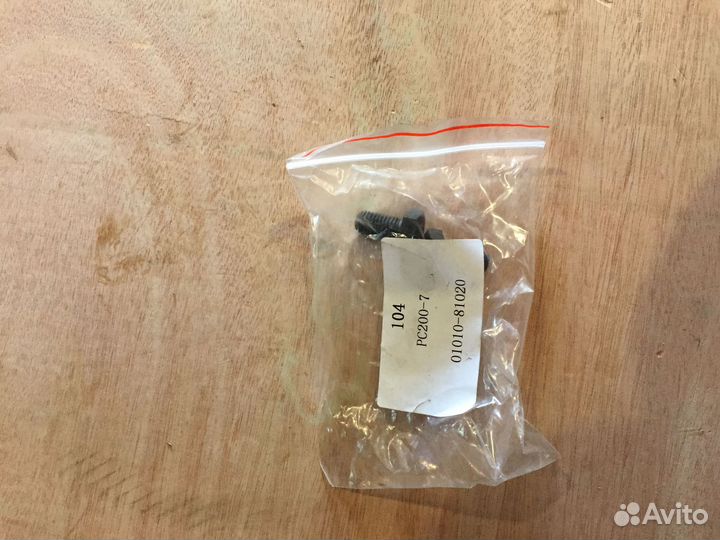 Болт на PC200-7