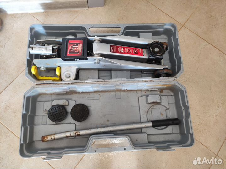 Домкрат подкатной 2 т