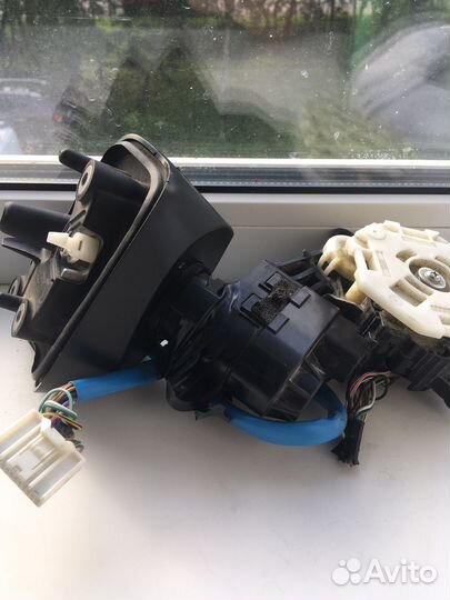 Кронштейн крепления бокового зеркала (левое)