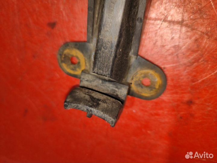 Кронштейн бампера передний Audi 100 C4 седан 2.8