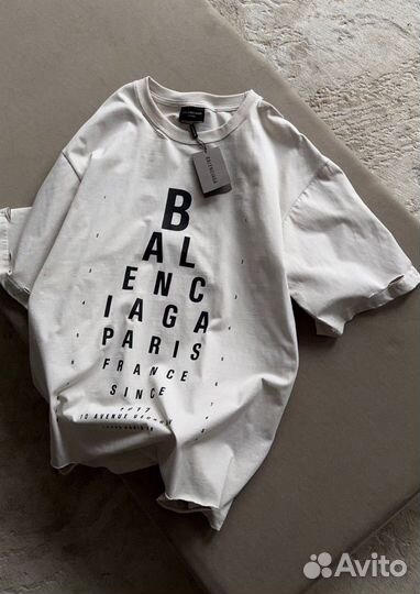 Футболка balenciaga на руках