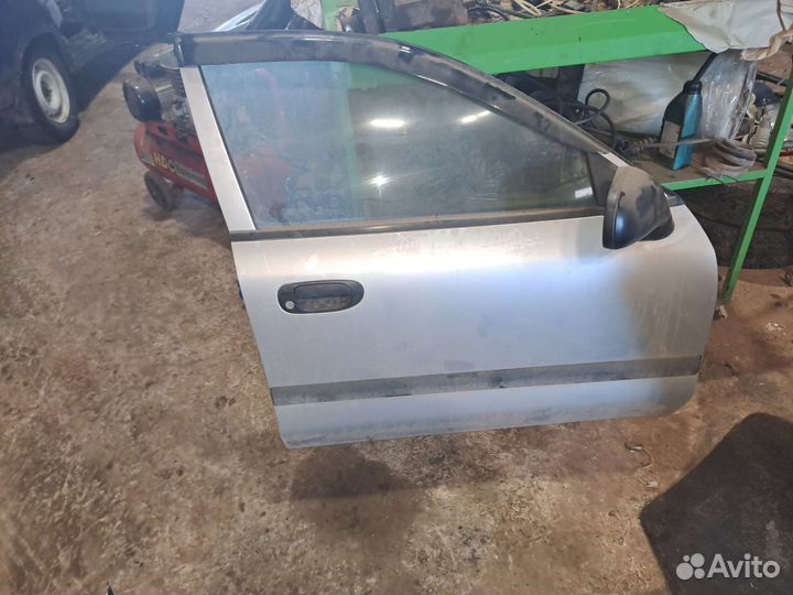 Дверь передняя правая Mitsubishi Carisma