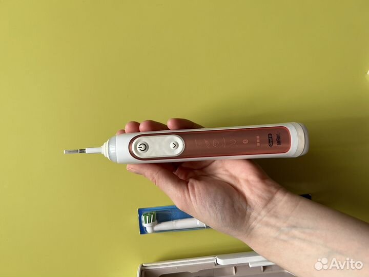 Электрическая зубная щетка Oral-B