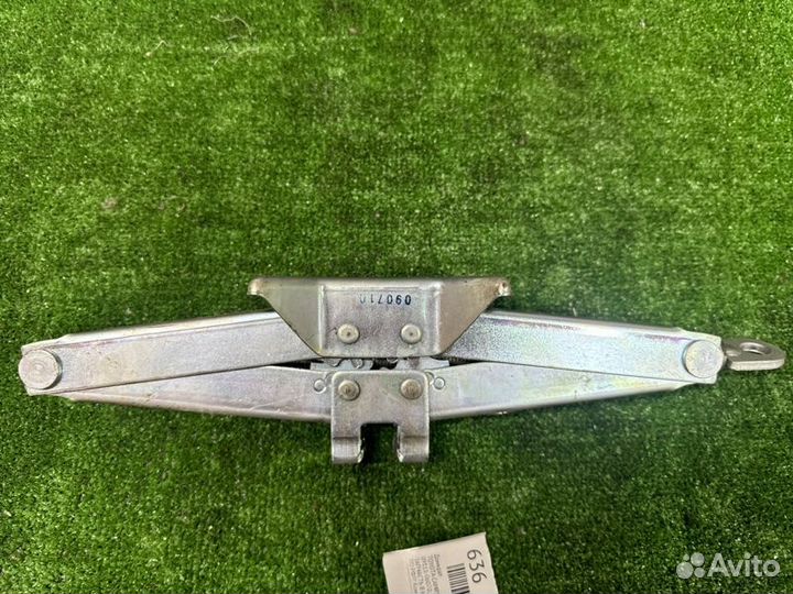 Домкрат Toyota Camry ASV50 2AR-FE 2014