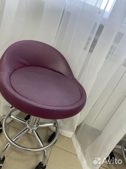 Стул для мастера маникюра бу