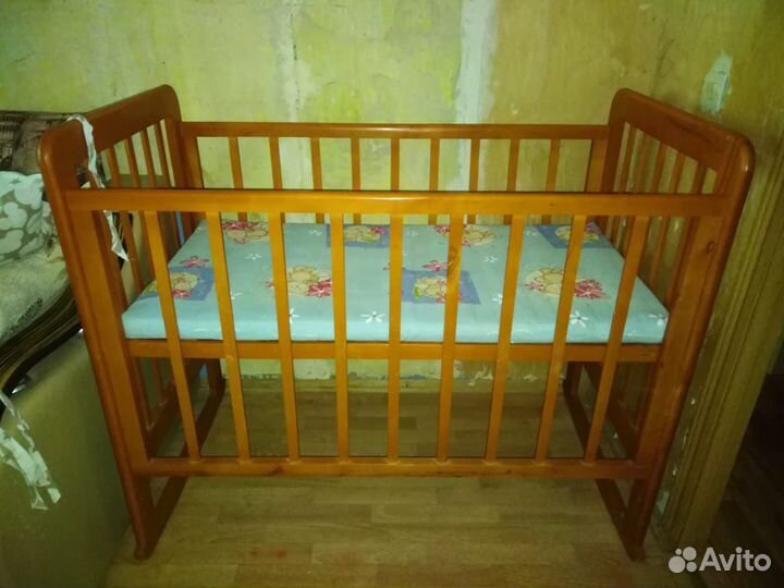 Детская кроватка с матрасом