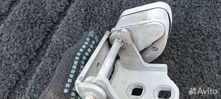 Петля передней правой двери Рено Меган 2