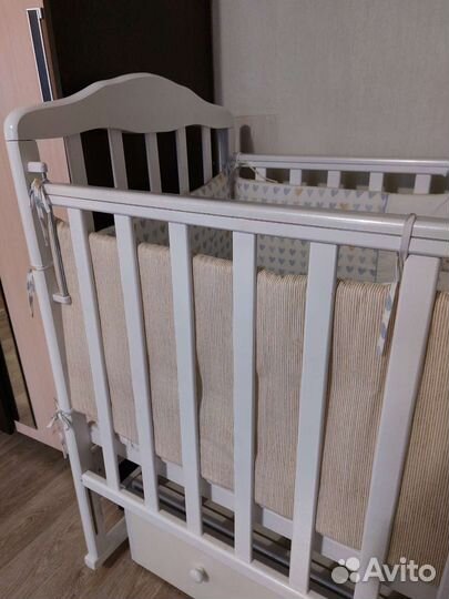 Детская кроватка с маятником